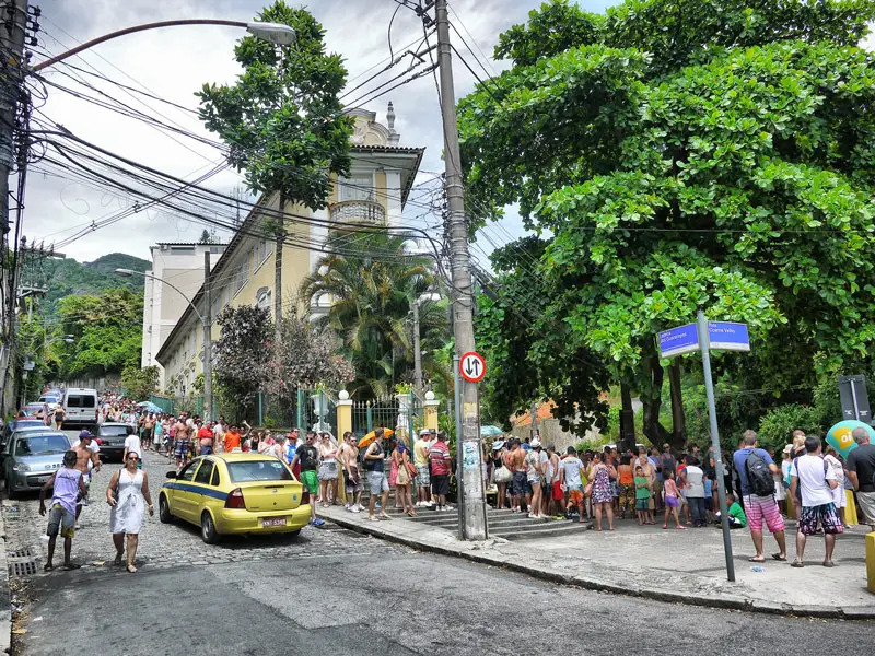 A Ridiculously Long Queue for the Corcovado Minibus