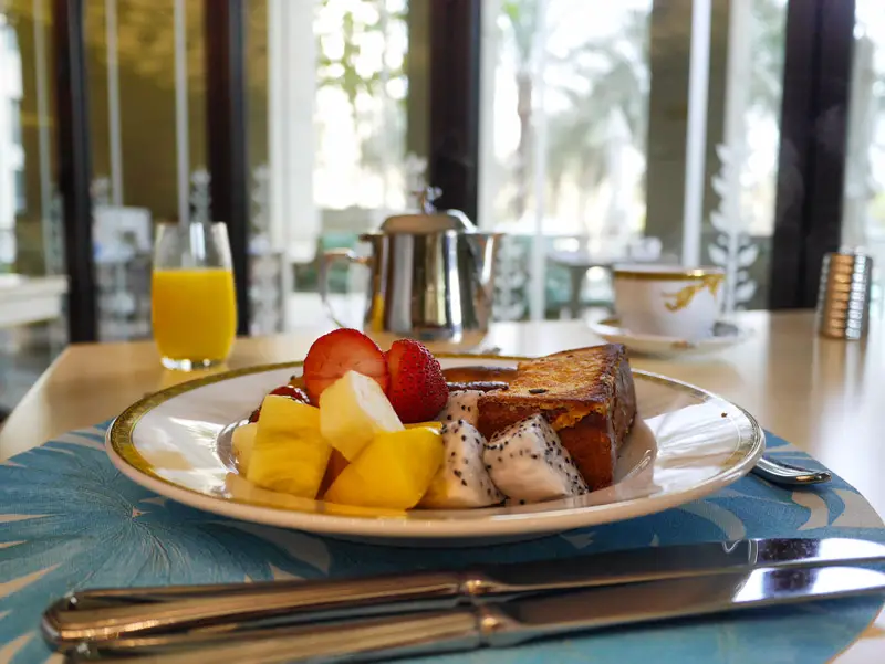 Giardino Restaurant Breakfast: Fresh Fruit Selection and French Toast