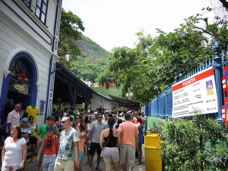 davy lidí, kteří se pokoušejí nastoupit na tramvaj Corcovado