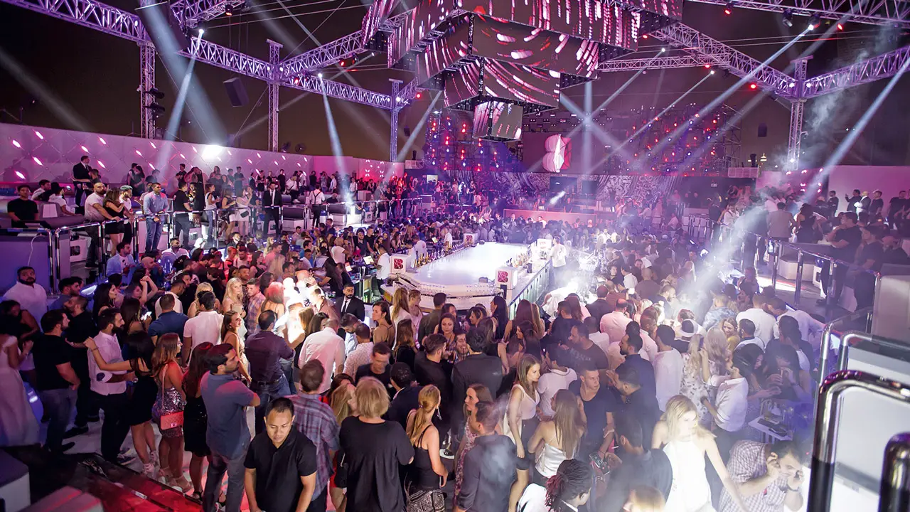 BASE Dubai Nightclub - Dancefloor, Crowd & Light Show