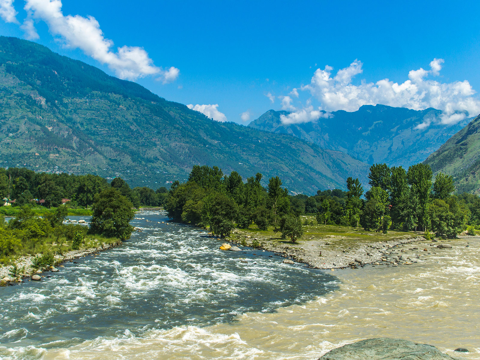 Himachal Pradesh - Beas River in Manali