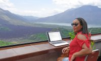 Digital Nomad’s Toolkit: Managing Work & Travel in 2024