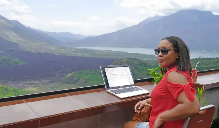 Digital Nomad’s Toolkit: Managing Work & Travel in 2024