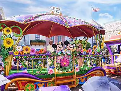 Meet Mickey & Minnie Mouse at the Disneyland Parade